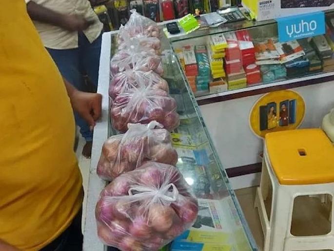 Shopkeeper Offer After Onion Price Hike Giving One Kg Onion On Buying Smartphone Know About It | हटके ऑफर; स्मार्टफोन खरेदीवर मिळतोय 1 किलो कांदा मोफत! Shopkeeper Offer After Onion Price Hike Giving One Kg Onion On Buying Smartphone Know About It | हटके ऑफर; स्मार्टफोन खरेदीवर मिळतोय 1 किलो कांदा मोफत!