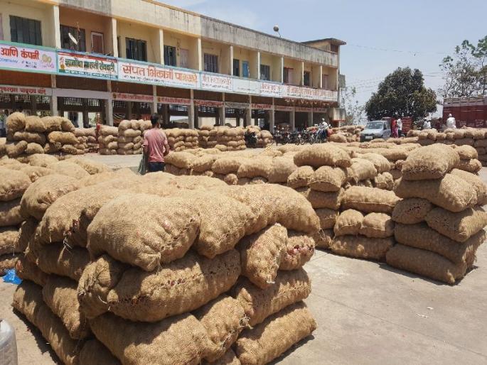 Onion and potato rates in market | बाजारात कांद्याची आवक वाढून भाव स्थिर, बटाट्याची आवक वाढून भावात घट Onion and potato rates in market | बाजारात कांद्याची आवक वाढून भाव स्थिर, बटाट्याची आवक वाढून भावात घट