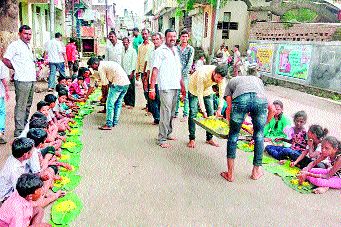 Kuwait hangs in Kajgaon in excitement | कजगावात कुवारी पंगत उत्साहात