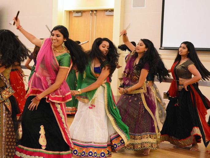 This year, Garbha's drum is only online .. but the atmosphere will be ready! | यंदा गरब्याचे  ढोल ऑनलाइनच.. पण माहौल तर तयार होणारच!