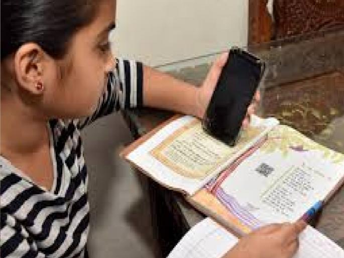 Students, parents demand resumption of offline classes | 'ऑनलाईन'ने पोरं पुन्हा झाली ‘घरकोंबडी’!