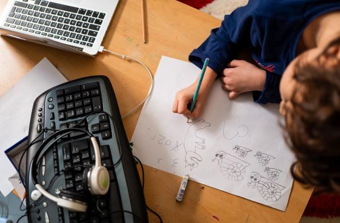 Online learning disrupts concentration of Students | ऑनलाइन शिक्षणामुळे एकाग्रता भंग;विद्यार्थ्यांच्या डाेक्याचा भुगा Online learning disrupts concentration of Students | ऑनलाइन शिक्षणामुळे एकाग्रता भंग;विद्यार्थ्यांच्या डाेक्याचा भुगा