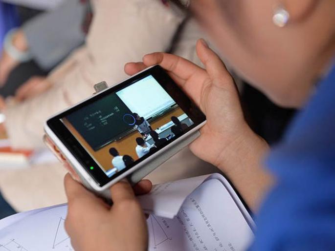 Only half of the students in Buldana district have online education through mobile | बुलडाणा जिल्ह्यातील निम्या विद्यार्थ्यांनाच मोबाईलद्वारे ऑनलाइन शिक्षण Only half of the students in Buldana district have online education through mobile | बुलडाणा जिल्ह्यातील निम्या विद्यार्थ्यांनाच मोबाईलद्वारे ऑनलाइन शिक्षण