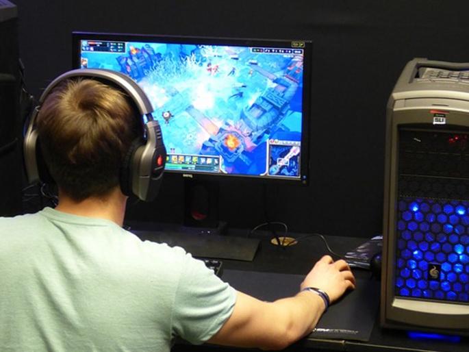 son addicted online gaming debt increased so much that parents ends life | लेकाला ऑनलाइन गेमिंगचं व्यसन; कर्ज इतकं केलं की आई-वडिलांनी उचललं टोकाचं पाऊल son addicted online gaming debt increased so much that parents ends life | लेकाला ऑनलाइन गेमिंगचं व्यसन; कर्ज इतकं केलं की आई-वडिलांनी उचललं टोकाचं पाऊल