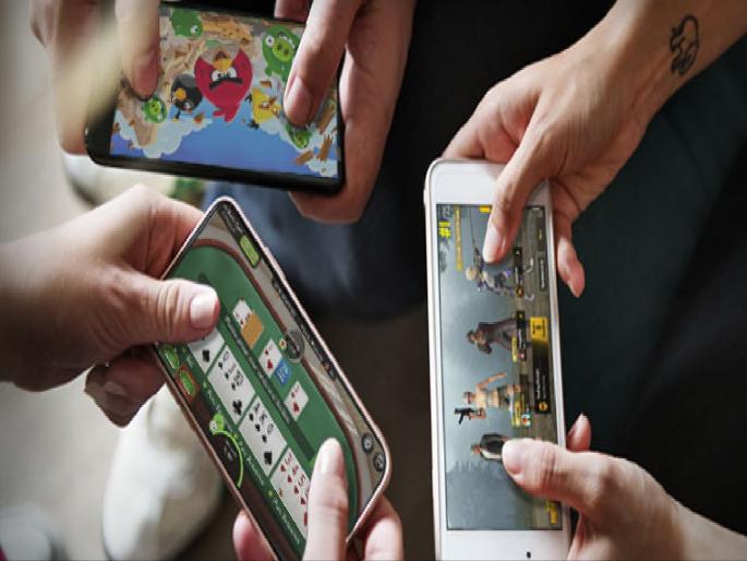 Gambling introduced in mobile phones, destroying lives in households!  Growing danger due to outdated laws | मोबाइलमध्ये मांडला जुगार, घराघरात उद्ध्वस्त संसार! कालबाह्य कायद्यांमुळे वाढता धोका Gambling introduced in mobile phones, destroying lives in households!  Growing danger due to outdated laws | मोबाइलमध्ये मांडला जुगार, घराघरात उद्ध्वस्त संसार! कालबाह्य कायद्यांमुळे वाढता धोका