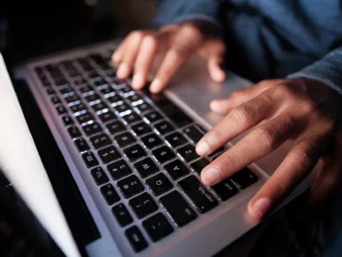 be careful to search porn sites content on the internet in up sms will go to 1090 as soon as you search | सावधान... इंटरनेटवर पॉर्न सर्च करताय? सर्च करताच १०९० वर पोलिसांकडे जाणार SMS be careful to search porn sites content on the internet in up sms will go to 1090 as soon as you search | सावधान... इंटरनेटवर पॉर्न सर्च करताय? सर्च करताच १०९० वर पोलिसांकडे जाणार SMS