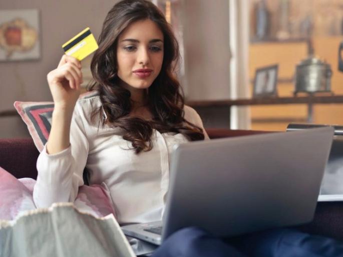 Online shopping addiction is a mental health condition says research | ऑनलाइन शॉपिंग करण्याची सवय असेल तर वेळीच व्हा सावध, रिसर्चमधून धक्कादायक खुलासा!