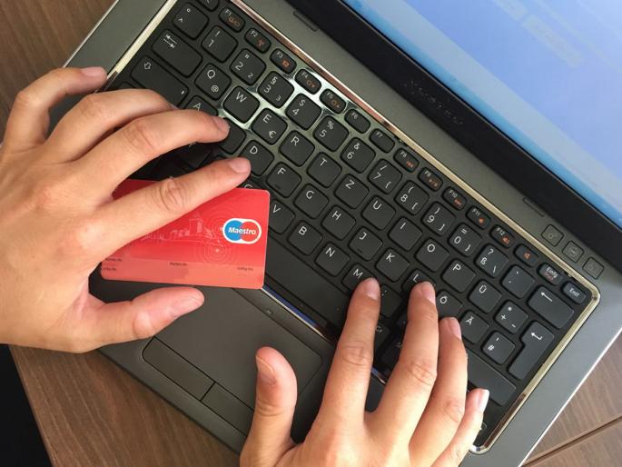 The headphone of rupees1700 was bought for lakhs of rupee due to Google's googly | गुगलच्या गुगलीमुळे डॉक्टराला सतराशेचा हेडफोन पडला लाखाला