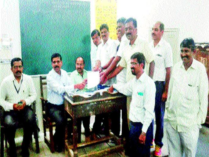 Demand for teachers' boycott online at teaching work: Request for coordination committee to solve pending issues | आॅनलाइन कामावर शिक्षकांचा बहिष्कार शिक्षणाधिकाºयांना निवेदन : प्रलंबित प्रश्न सोडवण्याची समन्वय समितीची मागणी Demand for teachers' boycott online at teaching work: Request for coordination committee to solve pending issues | आॅनलाइन कामावर शिक्षकांचा बहिष्कार शिक्षणाधिकाºयांना निवेदन : प्रलंबित प्रश्न सोडवण्याची समन्वय समितीची मागणी