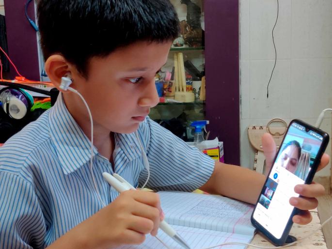 Parents are studying their children to reduce their eye problems | मुलांचा डोळ्यांचा त्रास कमी व्हावा यासाठी पालक करत आहेत मुलांचा अभ्यास Parents are studying their children to reduce their eye problems | मुलांचा डोळ्यांचा त्रास कमी व्हावा यासाठी पालक करत आहेत मुलांचा अभ्यास