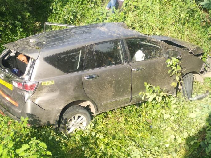 Savarkar's Innova car accident in Jamkhed; 8 injured | हैदराबाद येथील साई भक्तांचा अपघात : महिलेचा मृत्यू, सात जखमी Savarkar's Innova car accident in Jamkhed; 8 injured | हैदराबाद येथील साई भक्तांचा अपघात : महिलेचा मृत्यू, सात जखमी