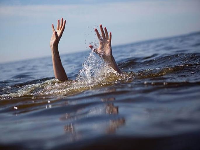 Mother drowns with Chimukali in an attempt to save her in akola | चिमुकलीला वाचविण्याच्या प्रयत्नात तिच्यासह आईचा पाण्यात बुडून मृत्यू; अकोल्यातील घटना Mother drowns with Chimukali in an attempt to save her in akola | चिमुकलीला वाचविण्याच्या प्रयत्नात तिच्यासह आईचा पाण्यात बुडून मृत्यू; अकोल्यातील घटना