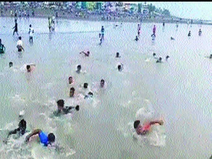 The young cricketers fled into the sea in fear of the police | क्रिकेट खेळणारे तरुण पोलिसांच्या भीतीने चक्क पळाले समुद्रात The young cricketers fled into the sea in fear of the police | क्रिकेट खेळणारे तरुण पोलिसांच्या भीतीने चक्क पळाले समुद्रात