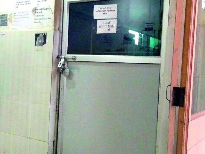 Akola: OPD is closed before time; Disadvantages of Patients | अकोला : वेळेपूर्वीच ‘ओपीडी’ बंद; रुग्णांची गैरसोय Akola: OPD is closed before time; Disadvantages of Patients | अकोला : वेळेपूर्वीच ‘ओपीडी’ बंद; रुग्णांची गैरसोय