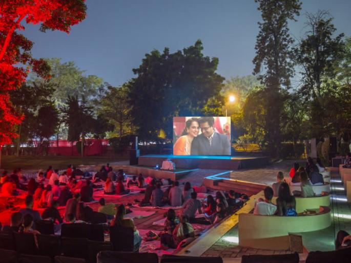 now film screening on open lawn | अाता अाेपन लाॅनवर सुद्धा सिनेमाचं स्क्रिनिंग now film screening on open lawn | अाता अाेपन लाॅनवर सुद्धा सिनेमाचं स्क्रिनिंग