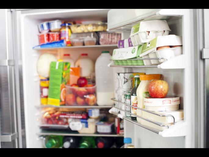 You should never do such mistakes while storing foods in the fridge refrigerator | Fridge मध्ये पदार्थ स्टोर करताना टाळा या चुका, पडू शकतात महागात You should never do such mistakes while storing foods in the fridge refrigerator | Fridge मध्ये पदार्थ स्टोर करताना टाळा या चुका, पडू शकतात महागात