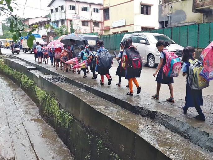 Risk of accident due to open debris | उघड्या गटारांमुळे अपघातांचा धोका Risk of accident due to open debris | उघड्या गटारांमुळे अपघातांचा धोका