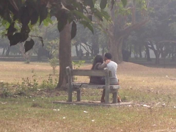A couple was having sex in open park | पार्कच्या बेंचवर दांपत्य करत होतं सेक्स, व्हिडीओ व्हायरल, होऊ शकते एक वर्षाच्या कारावासाची शिक्षा A couple was having sex in open park | पार्कच्या बेंचवर दांपत्य करत होतं सेक्स, व्हिडीओ व्हायरल, होऊ शकते एक वर्षाच्या कारावासाची शिक्षा