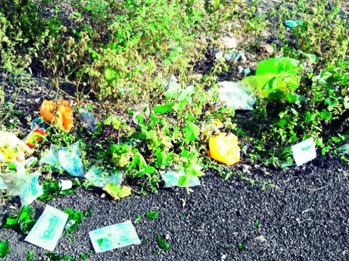 Open space became 'Open Bar!' | खुल्या जागा बनल्या ‘ओपन बार!’ Open space became 'Open Bar!' | खुल्या जागा बनल्या ‘ओपन बार!’