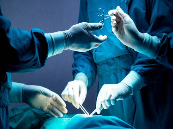 Doctor got cancer from patient, small mistake during surgery turned out to be costly, then... | रुग्णापासून डॉक्टरांना झाला कॅन्सर, शस्त्रक्रियेदरम्यानची छोटीशी चूक ठरली महागात, त्यानंतर...   Doctor got cancer from patient, small mistake during surgery turned out to be costly, then... | रुग्णापासून डॉक्टरांना झाला कॅन्सर, शस्त्रक्रियेदरम्यानची छोटीशी चूक ठरली महागात, त्यानंतर...