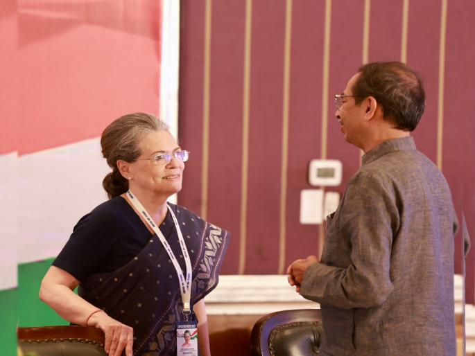 opposition meeting in bangalore Uddhav Balasaheb Thackeray party chief Uddhav Thackeray and Sonia Gandhi photo have been shared by Aditya Thackeray from the meeting of opposition parties | भारतातील विविध राजकीय विचारधारा आणि पक्षांनी एकत्र येत देशभक्तीपर कर्तव्य बजावले - आदित्य ठाकरे opposition meeting in bangalore Uddhav Balasaheb Thackeray party chief Uddhav Thackeray and Sonia Gandhi photo have been shared by Aditya Thackeray from the meeting of opposition parties | भारतातील विविध राजकीय विचारधारा आणि पक्षांनी एकत्र येत देशभक्तीपर कर्तव्य बजावले - आदित्य ठाकरे
