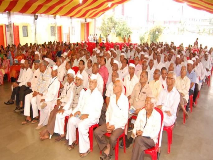 Modern technology has led to knee replacement surgery | आधुनिक तंत्रज्ञानामुळे गुडघे बदलण्याची शस्त्रक्रिया झाली सोपी