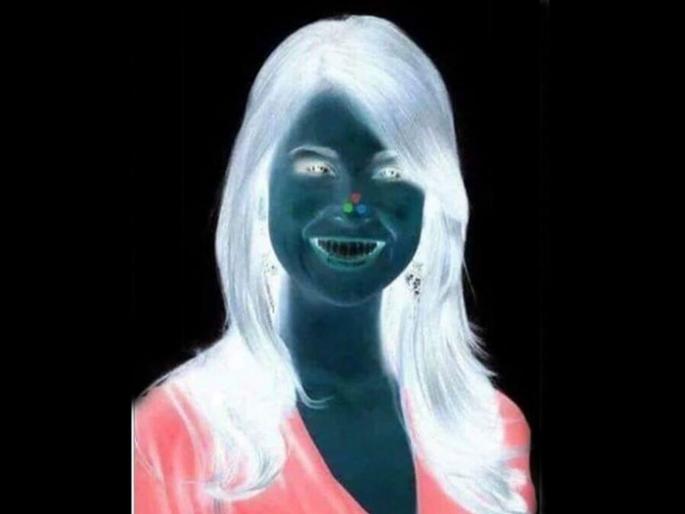 Look at this picture for 30 seconds you will see a face even on a blank wall | फक्त ३० सेकंद 'या' फोटोकडे बघाच, तुमच्या डोळ्यांवर बसणार नाही तुमचा विश्वास! Look at this picture for 30 seconds you will see a face even on a blank wall | फक्त ३० सेकंद 'या' फोटोकडे बघाच, तुमच्या डोळ्यांवर बसणार नाही तुमचा विश्वास!