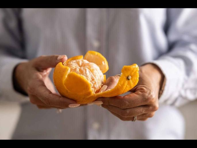 Benefits of eating oranges in winter, know when is right time to eat | हिवाळ्यात संत्री खाण्याचे मिळतात अनेक फायदे, जाणून घ्या खाण्याची योग्य वेळ! Benefits of eating oranges in winter, know when is right time to eat | हिवाळ्यात संत्री खाण्याचे मिळतात अनेक फायदे, जाणून घ्या खाण्याची योग्य वेळ!