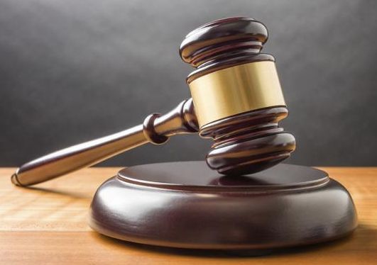 File a crime on six people, including the chief | मुख्याधिकाऱ्यांसह सहा जणांवर गुन्हा दाखल करा-न्यायालयाचे आदेश