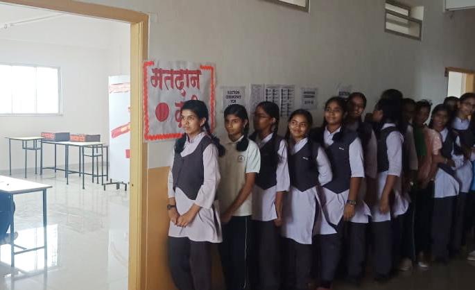 A celebration of democracy at the Nagesh Karajji Orchid School in Solapur | सोलापुरातील नागेश करजगी आॅर्किड शाळेत रंगतो लोकशाहीचा उत्सव A celebration of democracy at the Nagesh Karajji Orchid School in Solapur | सोलापुरातील नागेश करजगी आॅर्किड शाळेत रंगतो लोकशाहीचा उत्सव