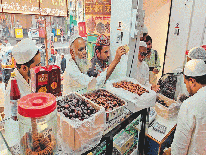 " | भूक नियंत्रित करणारे अन् पचायला सोपे खजूर सोलापुरातील बाजारपेठेत दाखल " | भूक नियंत्रित करणारे अन् पचायला सोपे खजूर सोलापुरातील बाजारपेठेत दाखल