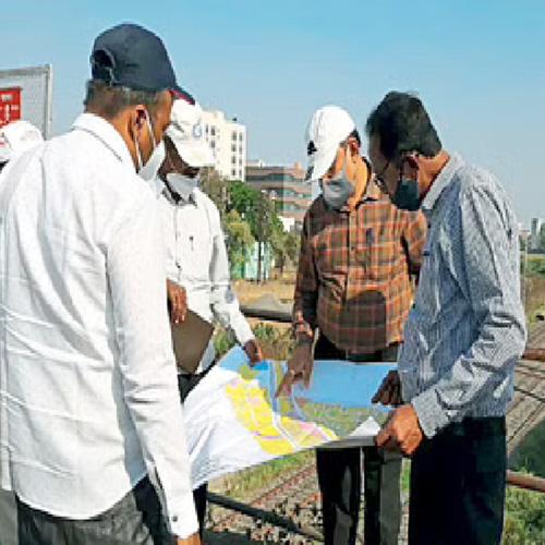 While counting for the parallel bridge in the shelter, Grandpa said will my house go? | आसऱ्यातील समांतर पुलासाठी मोजणीवेळी आजोबा म्हणाले माझं घर जाईल का?