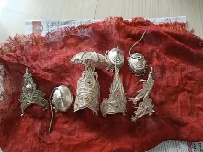 Odisha news; thief returns Lord Krishna’s jewels after 9 years with apology note, says was having nightmares | भगवद्गीता वाचली अन् चूक समजली; 9 वर्षांपूर्वी मंदिरातून चोरलेले श्रीकृष्णाचे दागिने चोराने परत केले Odisha news; thief returns Lord Krishna’s jewels after 9 years with apology note, says was having nightmares | भगवद्गीता वाचली अन् चूक समजली; 9 वर्षांपूर्वी मंदिरातून चोरलेले श्रीकृष्णाचे दागिने चोराने परत केले