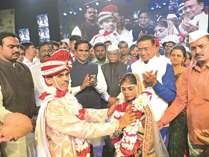 ... such an ideal marriage; Harsulkar's witness orphan Gauri's grand marriage | ...असा हा आदर्श विवाह; हर्सूलकरांच्या साक्षीने अनाथ गौरी अडकली रेशमी बंधनात ... such an ideal marriage; Harsulkar's witness orphan Gauri's grand marriage | ...असा हा आदर्श विवाह; हर्सूलकरांच्या साक्षीने अनाथ गौरी अडकली रेशमी बंधनात