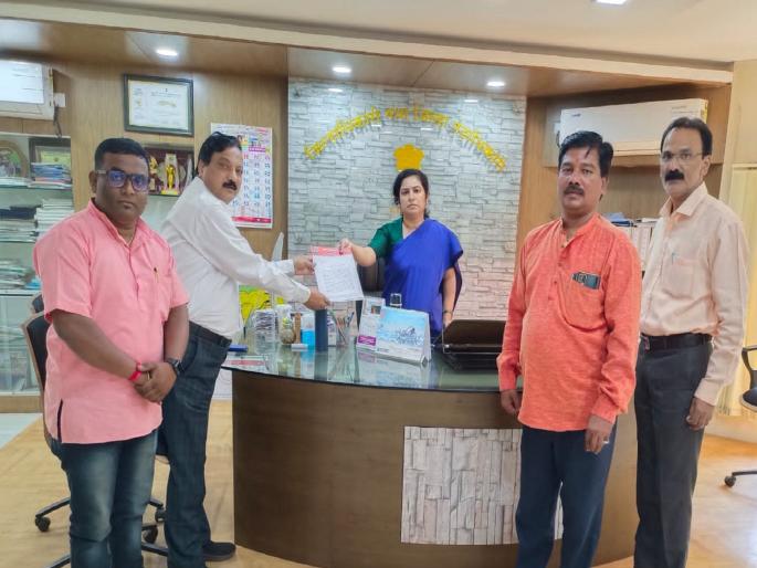 Give toll waiver for vehicles in Sindhudurga, MNS demands through a statement to the district collector | सिंधुदुर्गातील वाहनांना टोल माफी द्या!, जिल्हाधिकाऱ्यांकडे मनसेची निवेदनाद्वारे मागणी Give toll waiver for vehicles in Sindhudurga, MNS demands through a statement to the district collector | सिंधुदुर्गातील वाहनांना टोल माफी द्या!, जिल्हाधिकाऱ्यांकडे मनसेची निवेदनाद्वारे मागणी