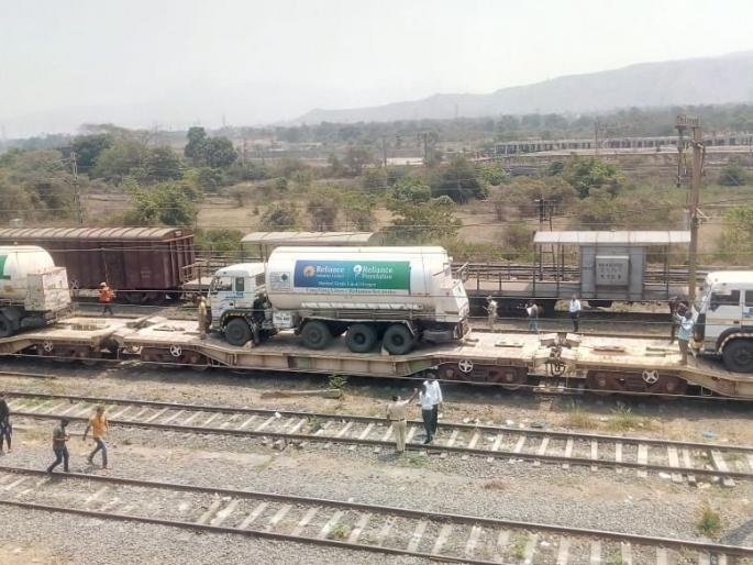 The first Oxygen Express arrived in Mumbai from gujarat; After traveling 860 km, 3 tankers arrived | Oxygen: दिलासादायक! पहिली ऑक्सिजन एक्सप्रेस मुंबईत आली; ८६० किमी प्रवास करून ३ टँकर दाखल The first Oxygen Express arrived in Mumbai from gujarat; After traveling 860 km, 3 tankers arrived | Oxygen: दिलासादायक! पहिली ऑक्सिजन एक्सप्रेस मुंबईत आली; ८६० किमी प्रवास करून ३ टँकर दाखल