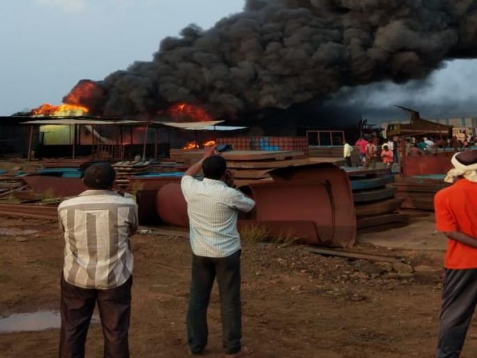 Buildcon depo fire in Osargaon | ओसरगाव येथील दिलीप बिल्डकॉनच्या डेपोला आग Buildcon depo fire in Osargaon | ओसरगाव येथील दिलीप बिल्डकॉनच्या डेपोला आग