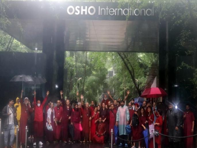 Osho refused to enter the ashram on Gurupournima Movement of followers in heavy rain | Osho Ashram: गुरुपौर्णिमेलाच ओशो आश्रमात प्रवेश नाकारला; भर पावसात अनुयायांचे आंदोलन Osho refused to enter the ashram on Gurupournima Movement of followers in heavy rain | Osho Ashram: गुरुपौर्णिमेलाच ओशो आश्रमात प्रवेश नाकारला; भर पावसात अनुयायांचे आंदोलन