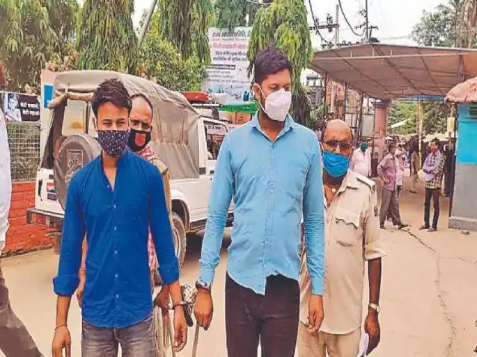 Teacher put hot iron on private part of student at begusarai in bihar threatened to out from school | २ शिक्षकांचा क्रूरपणा; विद्यार्थ्याच्या पार्श्वभागावर दिले गरम लोखंडाचे चटके, गुरुशिष्याच्या नात्याला काळीमा Teacher put hot iron on private part of student at begusarai in bihar threatened to out from school | २ शिक्षकांचा क्रूरपणा; विद्यार्थ्याच्या पार्श्वभागावर दिले गरम लोखंडाचे चटके, गुरुशिष्याच्या नात्याला काळीमा