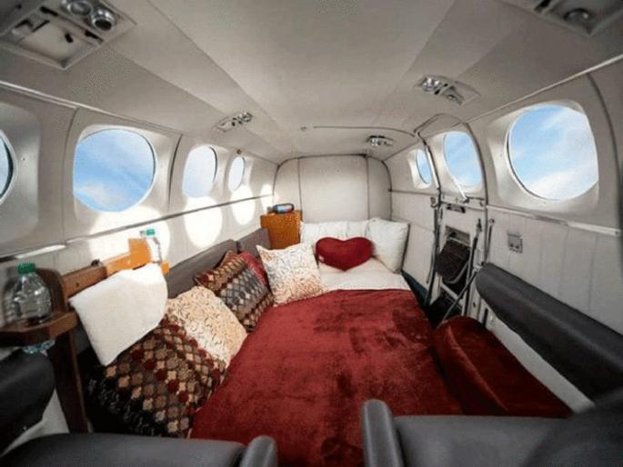 Us Airline Love Cloud Offering Couple To romantic scenic tours for this summer | जोडीदारासोबत हवेत एन्जॉय करा खासगी क्षण; ४५ मिनिटांचा प्लॅन, किती खर्च येईल? Us Airline Love Cloud Offering Couple To romantic scenic tours for this summer | जोडीदारासोबत हवेत एन्जॉय करा खासगी क्षण; ४५ मिनिटांचा प्लॅन, किती खर्च येईल?