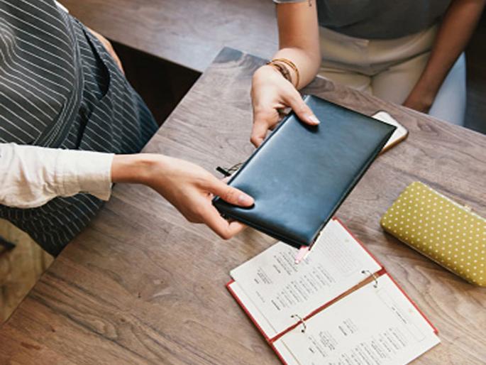 Man date girl in hotel woman forgot her wallet boy said i paid my half and left her the restaurant | डेटवर घेऊन गेलेल्या मुलीसोबत भांडण, मुलगा हॉटेलमधलं स्वत:चं बिल भरुन निघून गेला अन्... Man date girl in hotel woman forgot her wallet boy said i paid my half and left her the restaurant | डेटवर घेऊन गेलेल्या मुलीसोबत भांडण, मुलगा हॉटेलमधलं स्वत:चं बिल भरुन निघून गेला अन्...