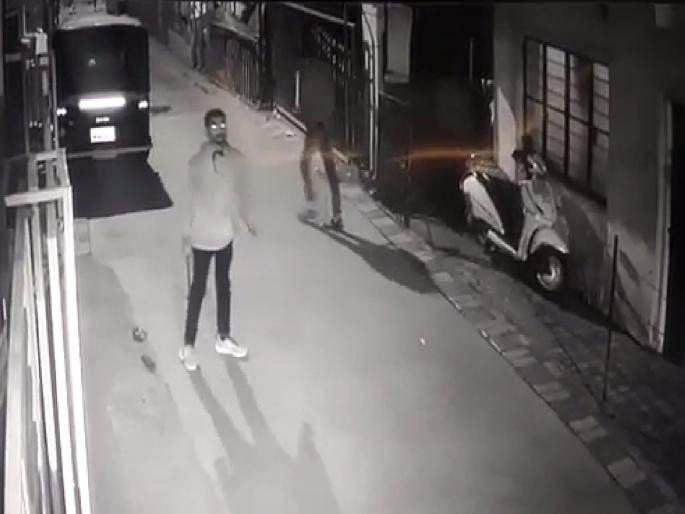 Open terror of youth gangs in Pune, Incident capture in CCTV | पुण्यात तरुणांच्या टोळक्यांची उघडपणे दहशत; CCTV मध्ये प्रकार कैद Open terror of youth gangs in Pune, Incident capture in CCTV | पुण्यात तरुणांच्या टोळक्यांची उघडपणे दहशत; CCTV मध्ये प्रकार कैद
