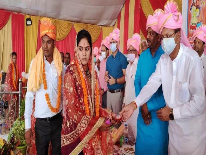 The man married his sister-in-law for a government grant In front of the Union Ministers in UP | चक्क केंद्रीय मंत्र्यांसमोरच विवाहित जोडप्यानं रचला बनाव; सत्य समोर येताच अधिकारी चक्रावले The man married his sister-in-law for a government grant In front of the Union Ministers in UP | चक्क केंद्रीय मंत्र्यांसमोरच विवाहित जोडप्यानं रचला बनाव; सत्य समोर येताच अधिकारी चक्रावले