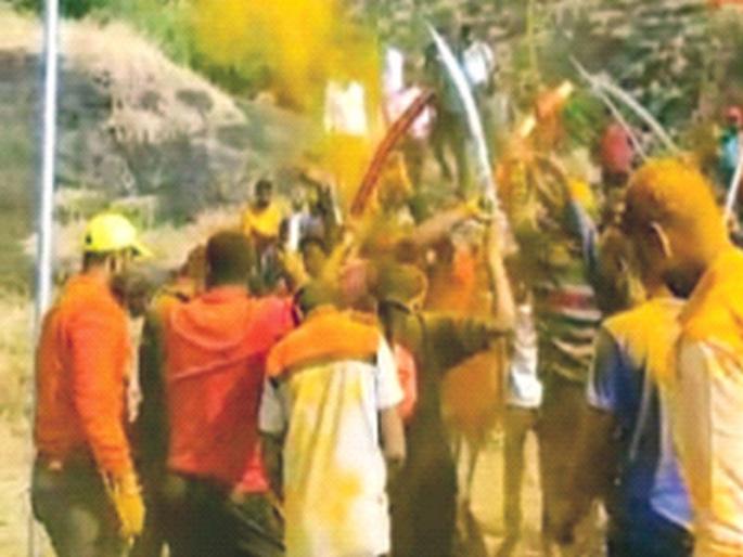 Open swords danced on Sarasgad | सरसगडावर नाचविल्या उघड्या तलवारी Open swords danced on Sarasgad | सरसगडावर नाचविल्या उघड्या तलवारी