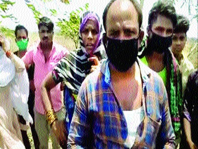 Homeless foreigners in Vasai shelter in the forest; Workers do not need numbers in the train | वसईतील बेघर परप्रांतीयांचा जंगलात आसरा; श्रमिक ट्रेनमध्ये नंबर लागत नाही Homeless foreigners in Vasai shelter in the forest; Workers do not need numbers in the train | वसईतील बेघर परप्रांतीयांचा जंगलात आसरा; श्रमिक ट्रेनमध्ये नंबर लागत नाही