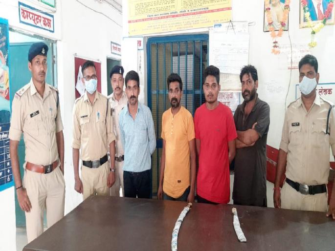 Jjanjgir champa medical operator beaten up for not giving medicine without doctor prescription | डॉक्टरांच्या पावतीविना औषध न देणं पडलं महागात; चौघांनी तलवार घेऊन दुकानदाराचा पाठलाग केला Jjanjgir champa medical operator beaten up for not giving medicine without doctor prescription | डॉक्टरांच्या पावतीविना औषध न देणं पडलं महागात; चौघांनी तलवार घेऊन दुकानदाराचा पाठलाग केला