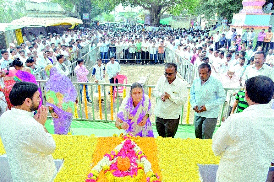 Patangrao Kadam's osteoporosis of Oudhwara immersion | पतंगराव कदम यांच्या अस्थींचे औदुंबरला विसर्जन Patangrao Kadam's osteoporosis of Oudhwara immersion | पतंगराव कदम यांच्या अस्थींचे औदुंबरला विसर्जन