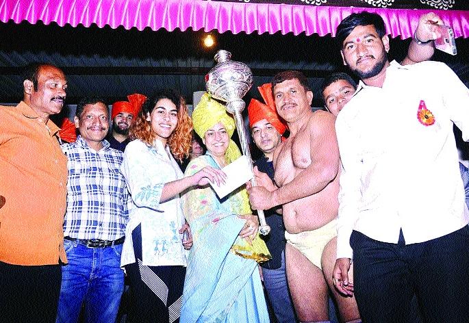 Hindekarsi showed UP Kesari as Asmans: Vikas Jadhav won | हिंदकेसरीने यूपी केसरीला दाखवले अस्मान : विकास जाधव विजयी Hindekarsi showed UP Kesari as Asmans: Vikas Jadhav won | हिंदकेसरीने यूपी केसरीला दाखवले अस्मान : विकास जाधव विजयी