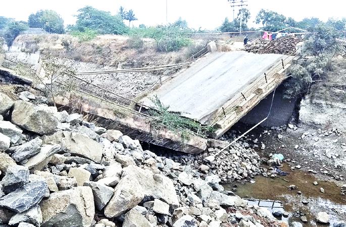 As the bridge collapsed, the two stopped and shouted for hundreds of vehicles | पूल कोसळू लागताच त्या दोघांनी आरडोओरडा करून थांबविली शेकडो वाहने As the bridge collapsed, the two stopped and shouted for hundreds of vehicles | पूल कोसळू लागताच त्या दोघांनी आरडोओरडा करून थांबविली शेकडो वाहने