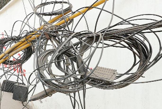 Mobile companies weave overhead cable network in Akola | अकोला शहरात मोबाइल कंपन्यांनी विणले ‘ओव्हर हेड’केबलचे जाळे Mobile companies weave overhead cable network in Akola | अकोला शहरात मोबाइल कंपन्यांनी विणले ‘ओव्हर हेड’केबलचे जाळे